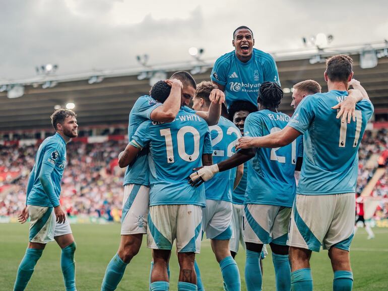 Los jugadores del Nottingham Forest festejan un gol en el partido contra el Southampton por la segunda fecha de la Premier League de Inglaterra.