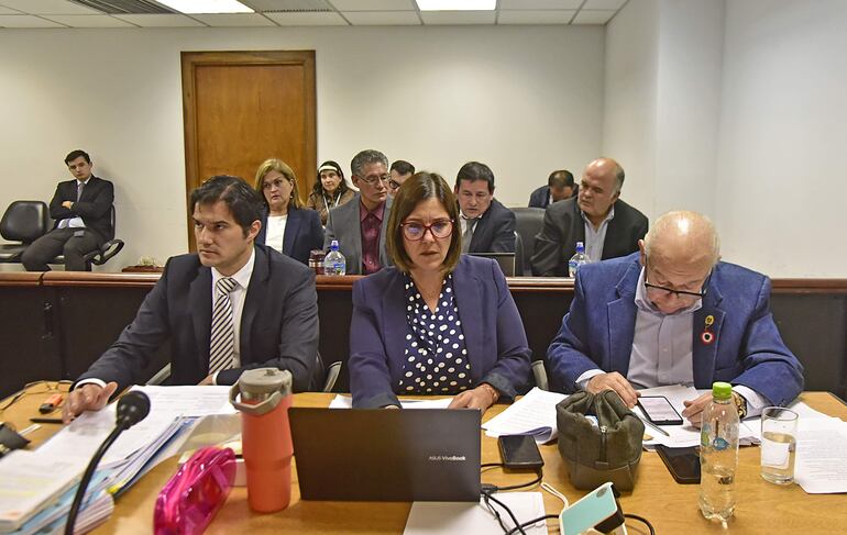 Los abogados Raúl Caballero y Josefina Aghemo con su defendido, el exministro Miguel Óscar Bajac. Atrás, el funcionario judicial Rafael Luis Ramírez Doldán (d), igualmente acusado por cohecho pasivo agravado.