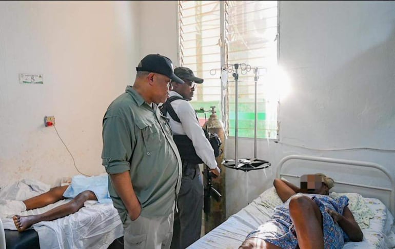 Fotografía cedida por la oficina del Primer Ministro que muestra al primer ministro Garry Conille (c) durante una visita al hospital Saint-Nicolas, este viernes en Saint-Marc (Haití). El Gobierno haitiano está en alerta este viernes, movilizando estructuras estatales.