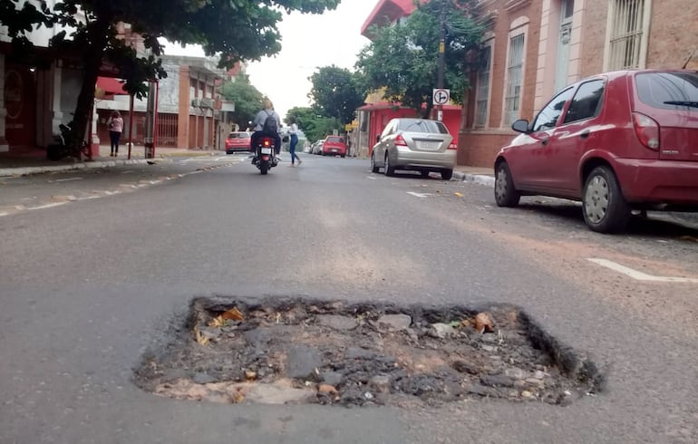 Uno de los agujeros que dejó la Essap luego de arreglar una pérdida de agua en  Iturbe y Herrera. Sobre la calle Caballero y Tte. Fariña dejó un canal abierto al concluir cambio de cañería.