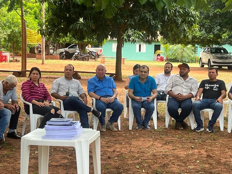 Hugo Fleitas (2º izq) se reunió con dirigentes de Concepción, donde se expresó el repudio a legisladores liberales "vendidos".