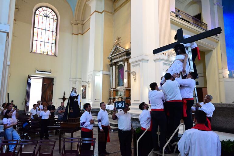 Los apóstoles ubican a Cristo en el madero.
