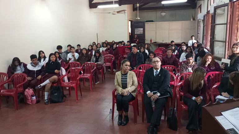 Los estudiantes del Centro Educativo Saturio Ríos participaron del primer conversatorio de hambre cero con autoridades del Ministerio de Desarrollo Social (MDS).