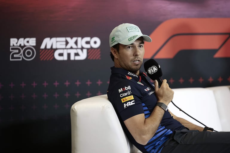 El piloto mexicano Sergio Pérez, del equipo Red Bull, habla durante una rueda de prensa en el Autódromo Hermanos Rodriguez de la Ciudad de México ayer en el primer día de actividades del Gran Premio de la Fórmula 1 de la Ciudad de México.