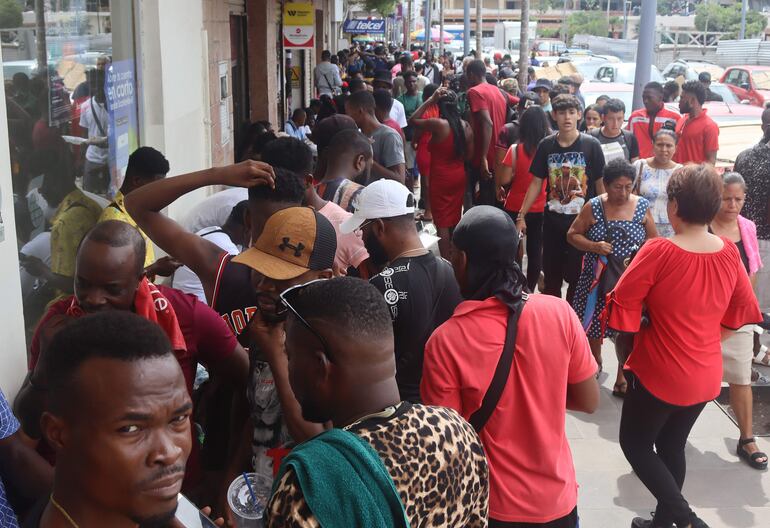 Migrantes se reúnen en una calle en Tapachula, estado de Chiapas (México). Activistas y migrantes varados en la frontera sur de México se dividen entre la esperanza y el recelo ante la cumbre migratoria que ha convocado el próximo domingo en Chiapas el presidente Andrés Manuel López Obrador con otros 11 países de Latinoamérica. 