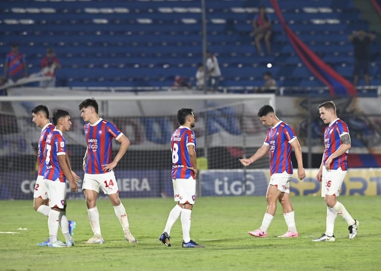 Los jugadores de Cerro Porteño lamentan la derrota con Guaraní por la fecha 20 del torneo Clausura 2024 del fútbol paraguayo en el estadio Defensores del Chaco, en Asunción.