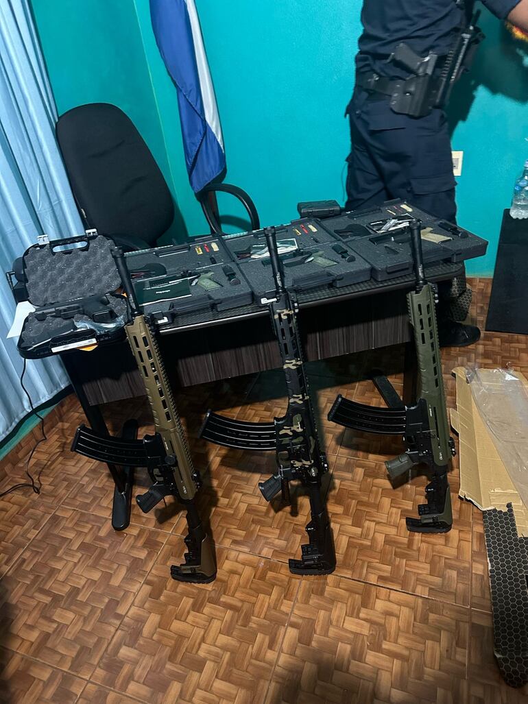 Armas incautadas del supuesto grupo de exterminio que fue detenido en Yguazú Alto Paraná que tendría intenciones de silenciar a detenidos caso megarrobo a cambistas de CDE.