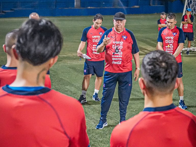 El paraguayo Carlos Jara Saguier (c) en la primera movilización como entrenador de Cerro Porteño en el estadio La Ollita, en Asunción.