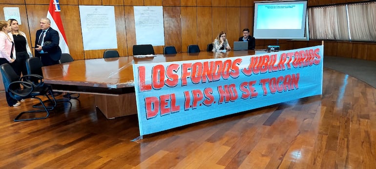 Este cartel fue encontrado en la conferencia de prensa donde Arnaldo Samaniego y otros referentes hablaron del proyecto de ley. Samaniego sostuvo que ellos mismos pusieron el pasacalles.