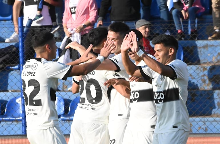 Olimpia consiguió una gran goleada ante Libertad