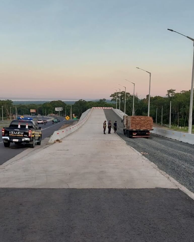 Agentes de la Patrulla Caminera junto al camión que utilizó la rampa de seguridad ubicada en Pedrozo Caacupé tras averiarse.