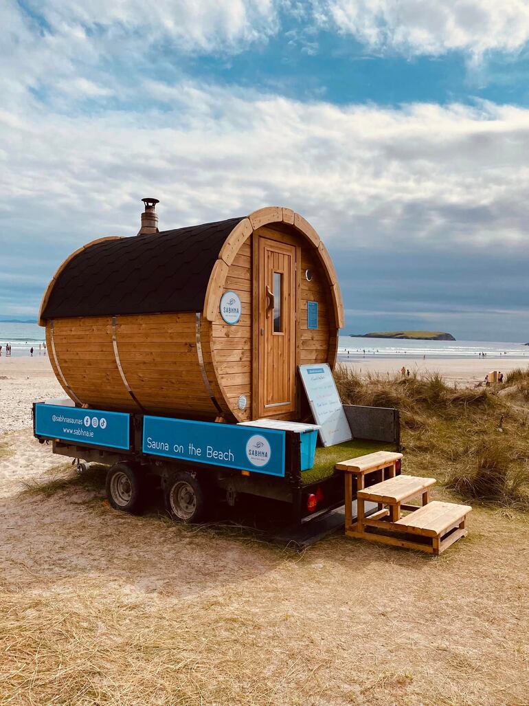 Esta sauna en un barril se encuentra en la playa de Keel: después de sudar, toca refrescarse en el océano Atlántico.
