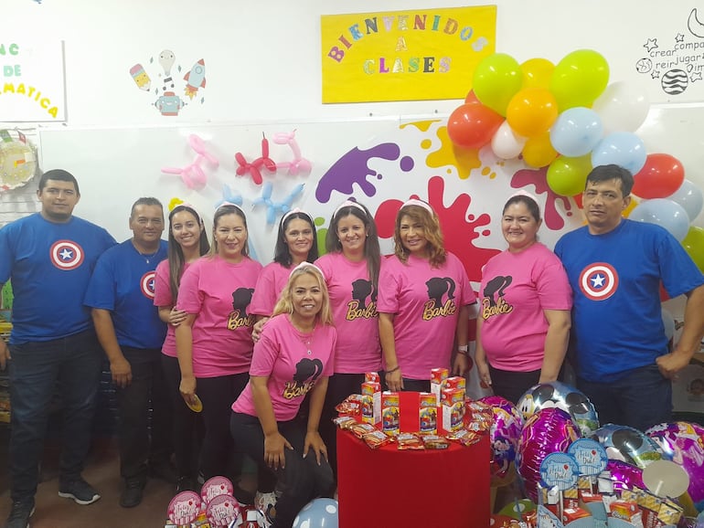 Los profesores de la escuela República de Cuba se vistieron de personajes icónicos para festejar a los chicos el día del niño.