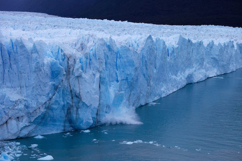 Un trozo del glaciar Perito Moreno, en la provincia argentina de Santa Cruz, se desprende en marzo de 2018.