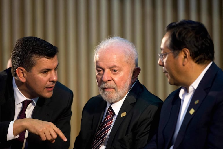 El Presidente de Paraguay, Santiago Peña (L), el Presidente de Brasil, Luis Inácio Lula da Silva (C), y el Presidente de Bolivia, Luis Arce, conversan durante una ceremonia de anuncios de inversiones en Brasil, Paraguay y Bolivia en el segundo día de la cumbre del Mercosur en Río de Janeiro días pasados. Foto: archivo de ABC Color.