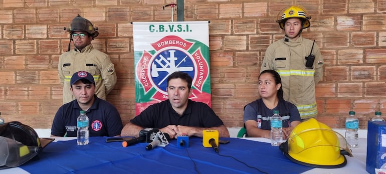 Momento de la conferencia de prensa de los miembros del Cuartel de Bomberos Voluntarios de San Ignacio (C.B.V.S.I.)