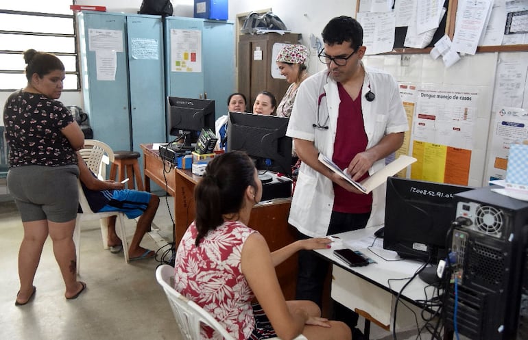 Las urgencias de los hospitales  no dan abasto. Para la Asociación de Víctimas del Dengue se deben usar  vacunas.