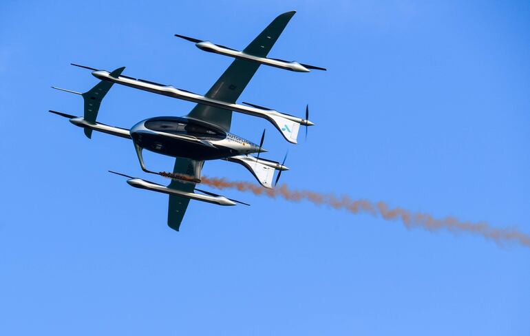 Expertos aeronáuticos chinos presentan un tipo de avión que imita el vuelo de las aves. (imagen ilustrativa)