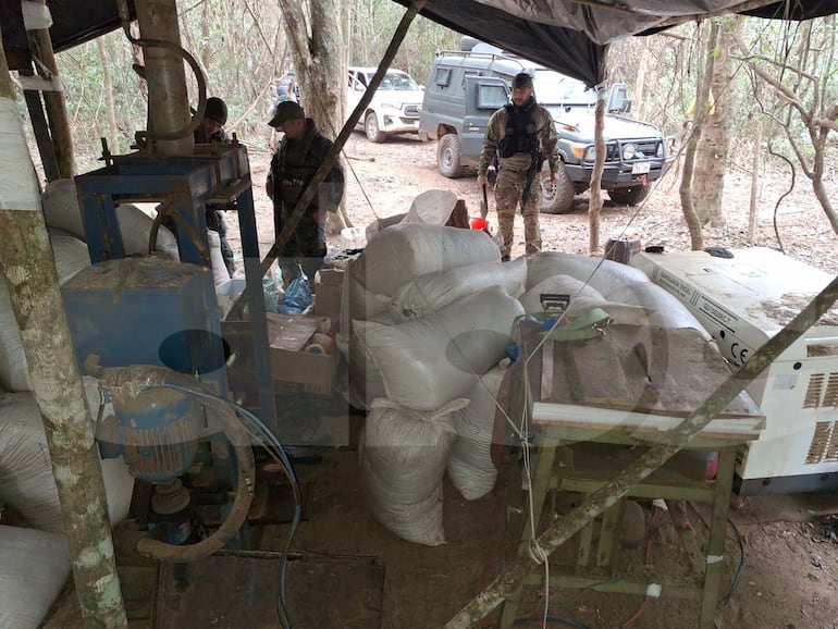 Imágenes del allanamiento de hoy al campamento del grupo de narcotráfico liderado por Felipe Acosta, alias Macho.