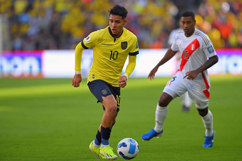 Kendry Paez (10), selección de Ecuador, domina el balón en el partido frente a Perú por las Eliminatorias Sudamericanas 2026 en el estadio Rodrigo Paz Delgado, en Quito, Ecuador. 