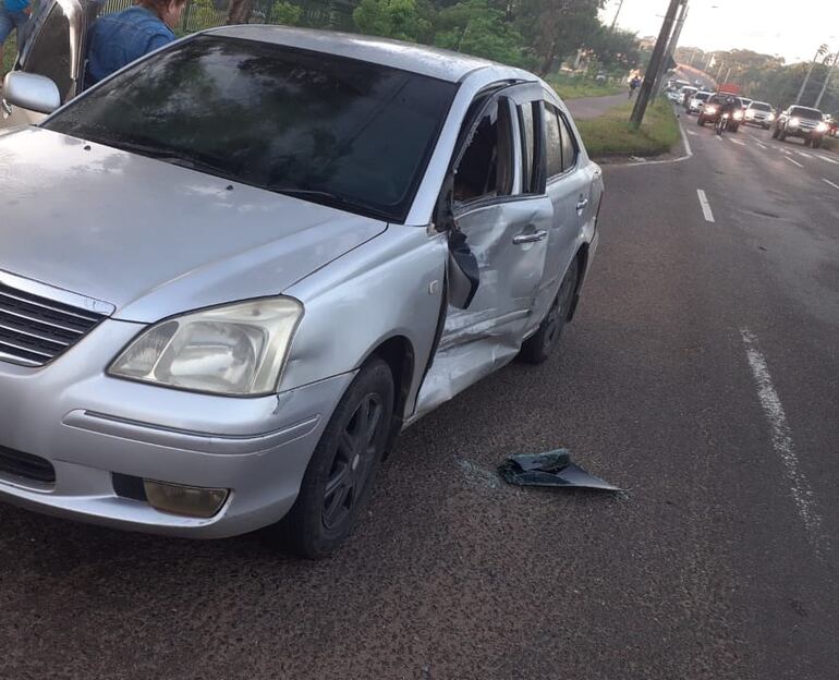 Imágenes del accidente de tránsito con vuelto de vehículo, registrado sobre la avenida Semidei y Yaguarón esta mañana.