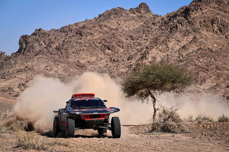 Carlos Sainz sigue liderando el Dakar