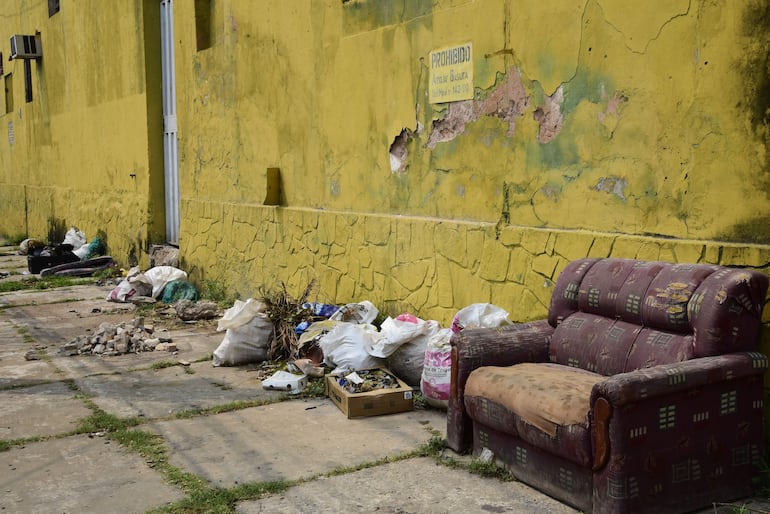 Sobre la calle Garcete, en inmediaciones del ex hospital de Clínicas siempre hay basura, electrodomésticos abandonados y hasta un sofá viejo. 