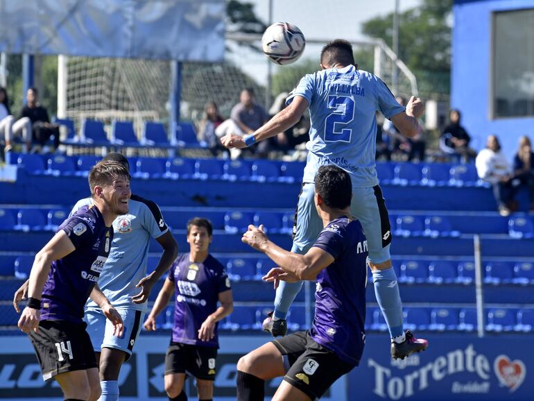 Alexis Villalba (2), jugador de Resistencia, salta para cabecear un balón en el partido contra Tacuary por el torneo Apertura 2023 del fútbol paraguayo en el Luis Alfonso Giagni, en Villa Elisa.