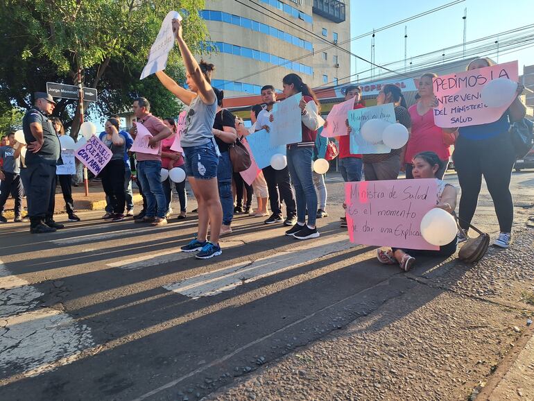 Manifestación frente al Hospital Regional de Encarnación.