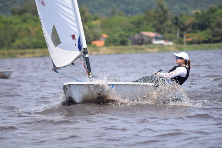 Rubhy Mendoza en la segunda fecha del Ranking de Optimist e ILCA, en Ypacaraí.