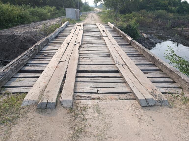 Deteriorado puente de madera de la zona de Ñeembucú. 