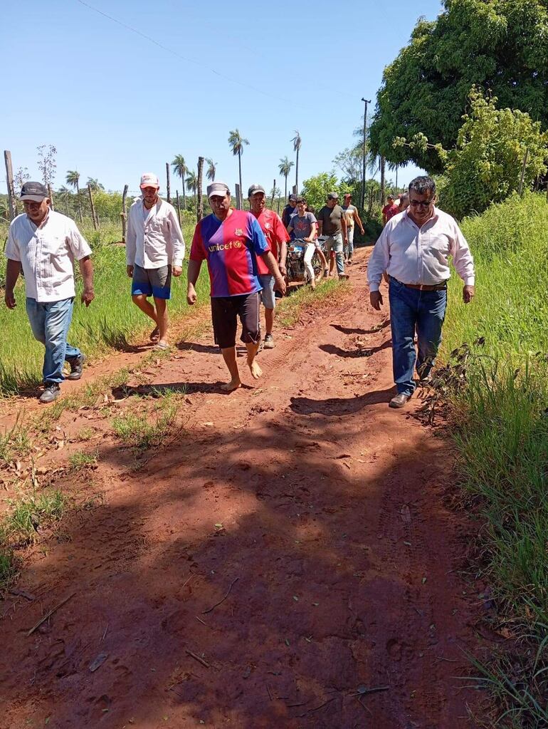 Unas 20 personas de la compañía Cerro Icé de Acahay se reunieron con el intendente Aldo Lezcano  (Alianza) a quien pidieron la construcción de camino de todo tiempo.