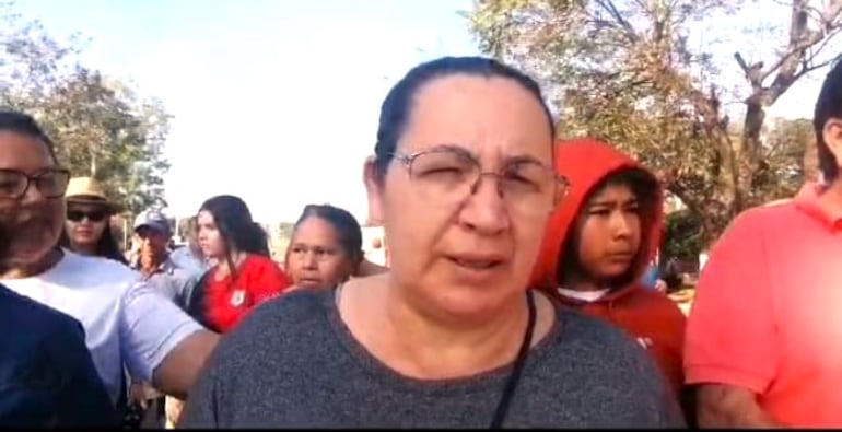 Fátima Barboza, pide que las autoridades atiendan el pedido de asfaltado.