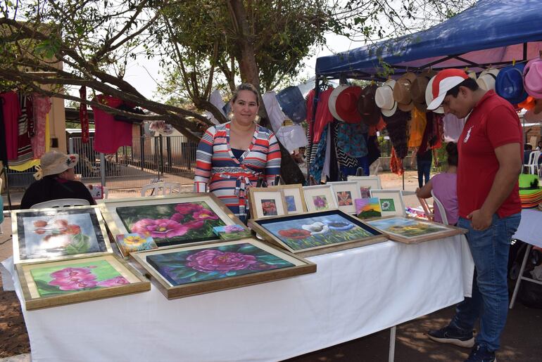 La artista plástica, Claudia Gamarra llegó desde el municipio José Flacón de Presidente Hayes para mostrar sus obras de pintura acrílica.