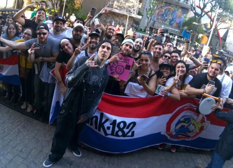 Travis Barker con sus fans paraguayos.