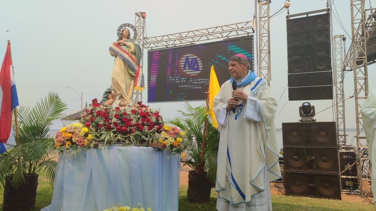 Al término de la procesión náutica la Virgen Nuestra Señora de la Asunción fue ubicada en la plazoleta de la Playa la Rotonda donde el obispo Valenzuela realizó una oración con los visitantes.