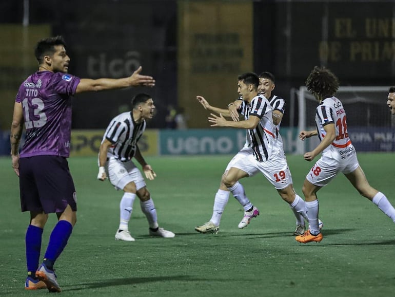 Los futbolistas de Libertad celebra un gol en el partido frente a Sportivo Luqueño por las semifinales de la Copa Paraguay 2024 en el estadio Rogelio Silvino Livieres, en Asunción.