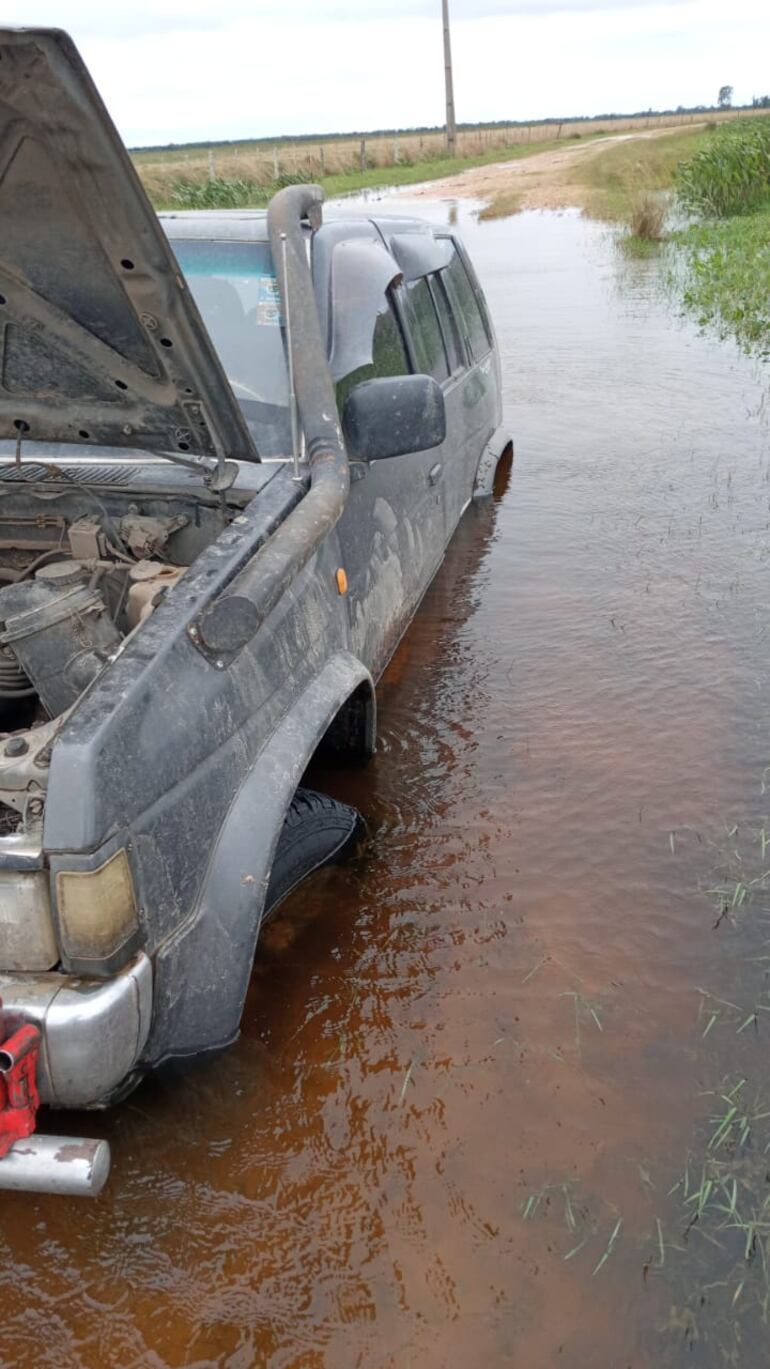 Una camioneta atascada en el tramo que une Tacuaras con la ruta PY04.