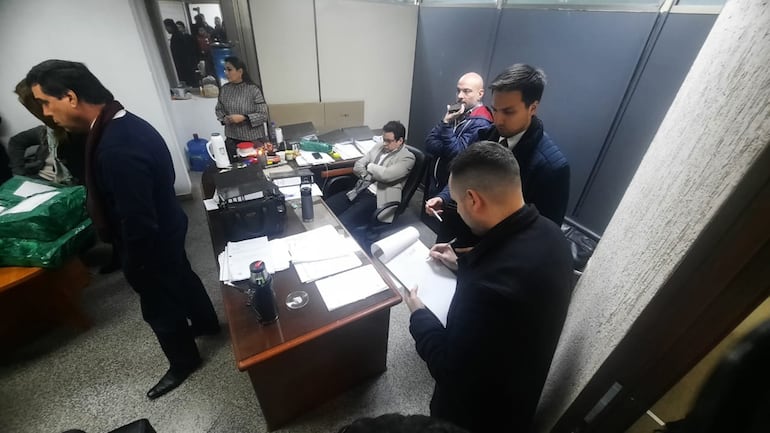 El equipo fiscal trabajando en presencia del jefe de Gabinete municipal Nelson Mora (sentado).