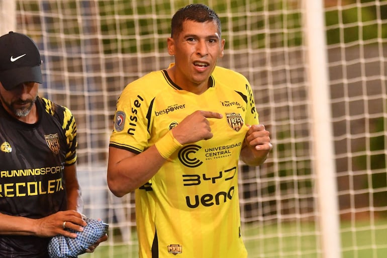 Wilfrido Báez, jugador de Recoleta FC, festeja un gol en el partido frente a Nacional por la cuarta fecha del torneo Apertura 2025 del fútbol paraguayo en el estadio Defensores del Chaco, en Asunción, Paraguay.