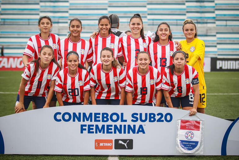 El equipo presentado  por el entrenador Fabio Fukumoto, en el triunfo ante la selección uruguaya.