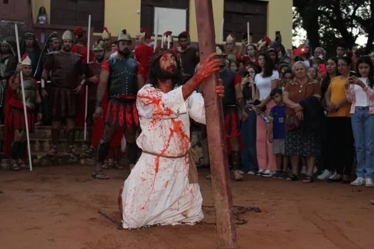 "Vía Crucis Viviente” representado por integrantes del grupo Pasión de Cristo y la comunidad Casco de Zanha Hū, Atyrá.