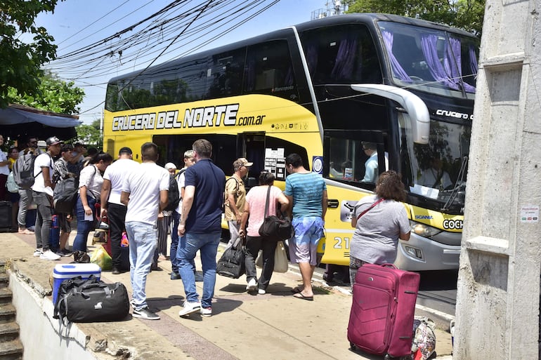 Pasajeros de la Estación de Buses se vieron forzados a esperar en la vereda de las avenidas República Argentina y Fernando de la Mora para subir a los colectivos.