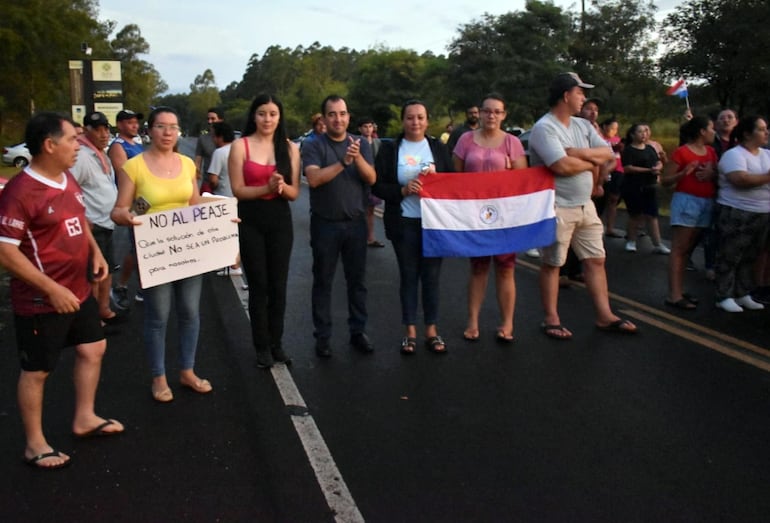 Ayer, pese a la lluvia, volvieron a protestar en Itapúa-Misiones.