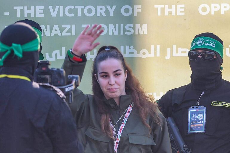 La soldado israelí Agam Berger es escoltada por combatientes de Hamás antes de su entrega a la Cruz Roja en Yabalia, Gaza.