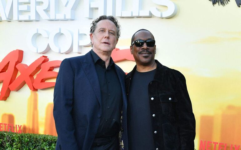 Los actores estadounidenses Eddie Murphy y Judge Reinhold llegando al estreno de Netflix de “Beverly Hills Cop: Axel F” en el Centro Wallis Annenberg para las Artes Escénicas en Beverly Hills, California.