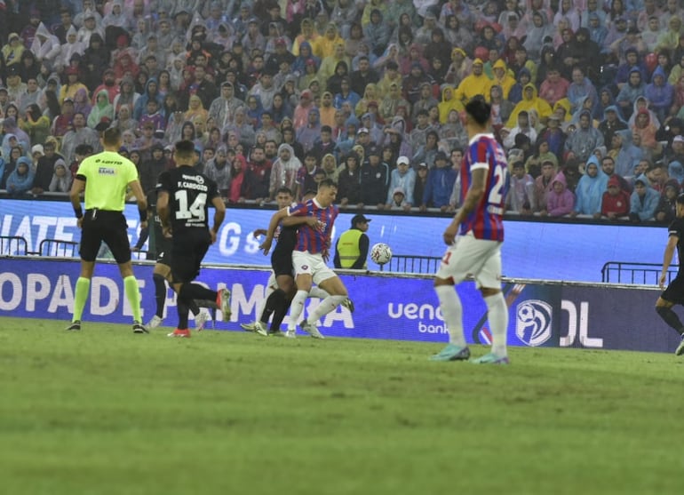 Momentos del superclásico entre Cerro Porteño y Olimpia por la fecha 17 del torneo Apertura 2024 del fútbol paraguayo en el estadio La Nueva Olla, en Asunción.