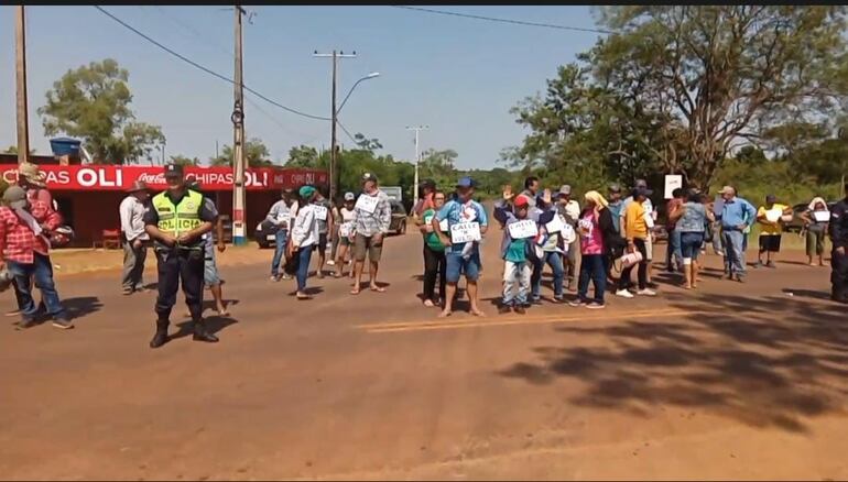 Pobladores de varias compañías rurales de General Artigas reclamaron el asfaltado de Calle H, un camino vecinal que une este distrito con Fram.