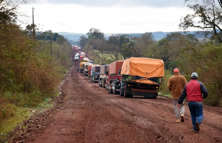 Después de cada lluvia se dificulta el tránsito por la ruta Abaí-Tuna, que necesita ser asfaltada inmediatamente.