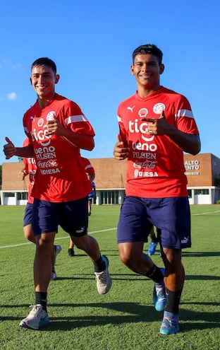 Los canteranos cerristas Gabriel Aguayo Díaz  (izq.) y Diego Basilio León integran la selección juvenil paraguaya.